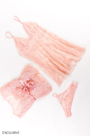 Ensemble Daisy Lingerie: Déshabillé, Nuisette et String en Dentelle
