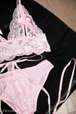 Ensemble Sexy Evelyne Lingerie avec Détails en Or: 3 Pièces avec Porte-Jarretelles